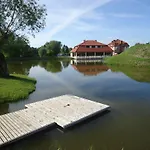 Bobrowy Dwor Bed & Breakfast 3*